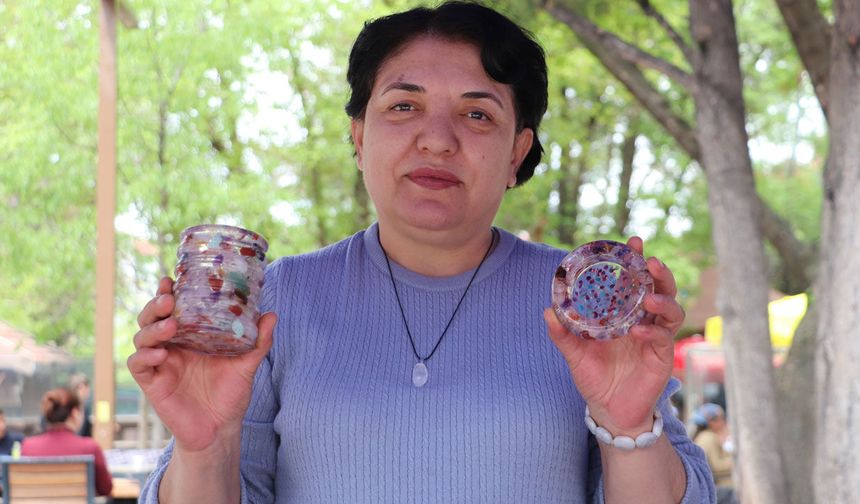 Doğal taş bileklik yapımını epoksi sanatıyla birleştirdi