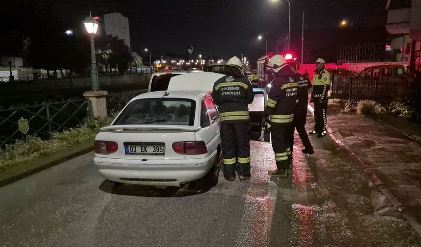 Hareket halindeki otomobilde çıkan yangın itfaiye ekiplerince söndürüldü