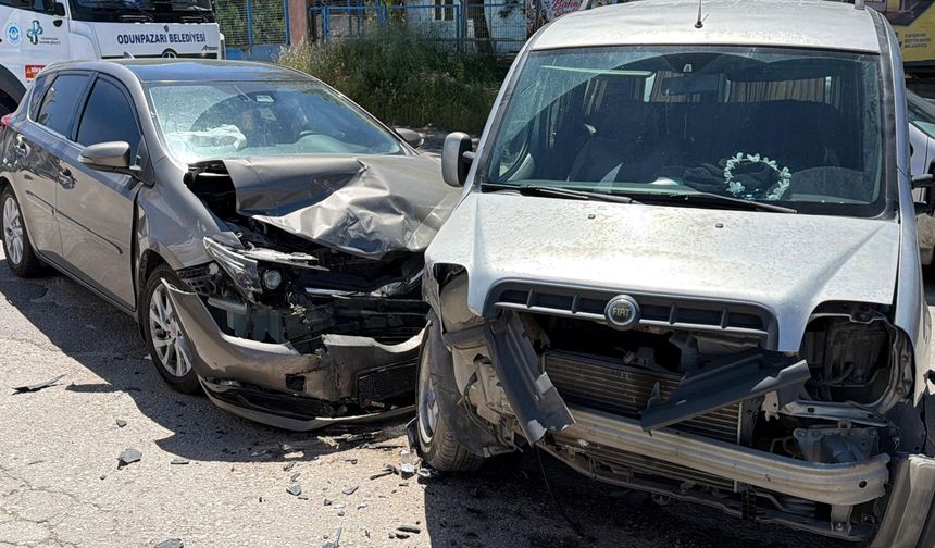 İki araç çarpıştı: 5 kişi yaralandı