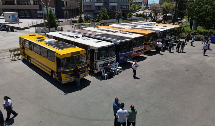 Türkiye'nin dört bir yanından gelen klasik otobüsler Eskişehir'de buluştu