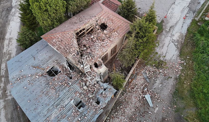 Yıldırımın düştüğü minare yıkıldı, imam yaralandı