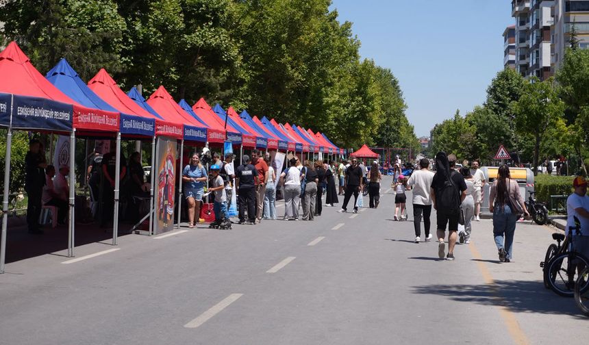 Atatürk bulvarı "arabasız pazar" ile şenlendi