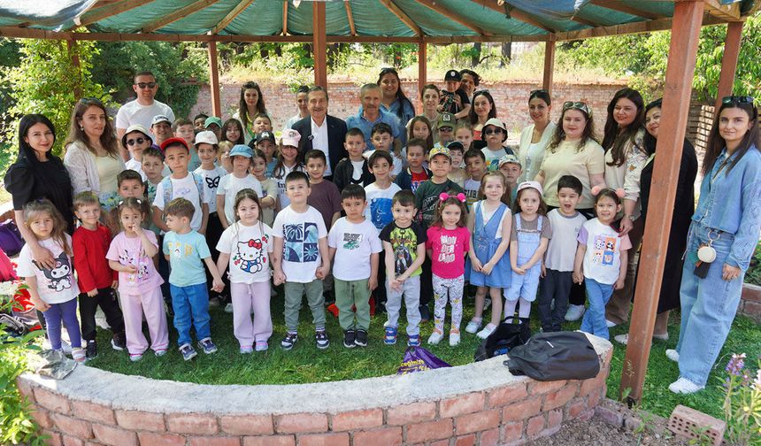 Başkan ataç çocuklarla fide dikti