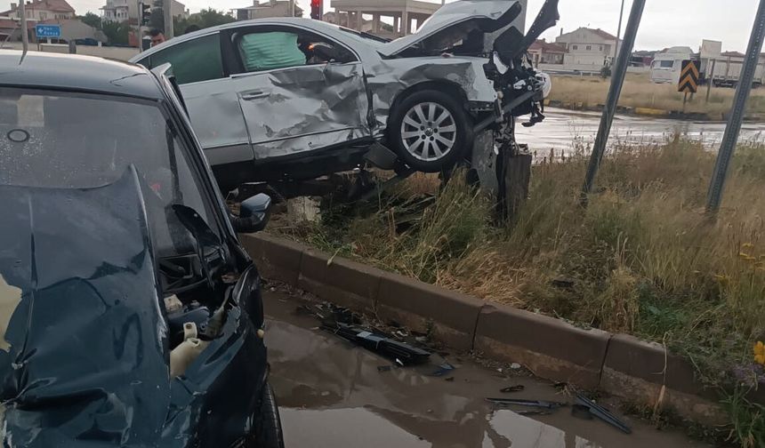 Kavşakta feci kaza: 2'si ağır 4 yaralı