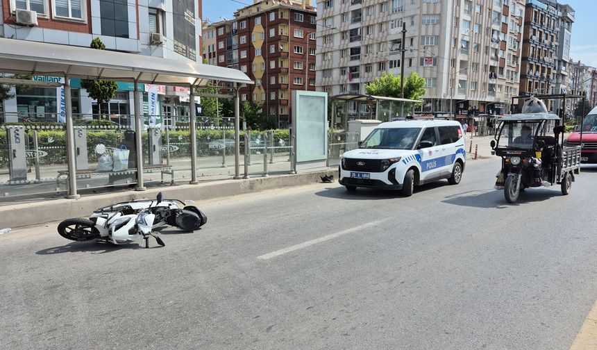 Kırmızı ışık ihlali yapan motosiklet yayaya çarptı: 2 yaralı
