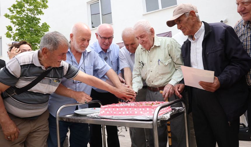 Koca çınarlar türkü, şiir ve anılarla Babalar Günü’nü kutladı