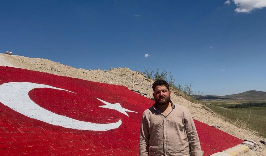 Sakarya Meydan Muharebesi'nin yaşandığı tepeye Türk bayrağı çizdiler