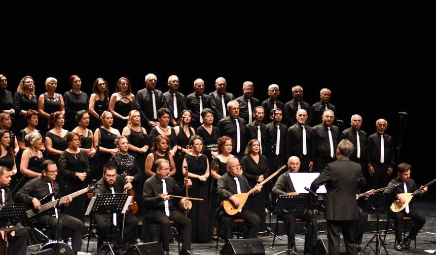 Türk Halk Müziği Korosu'nun sezon sonu konseri yoğun ilgi gördü