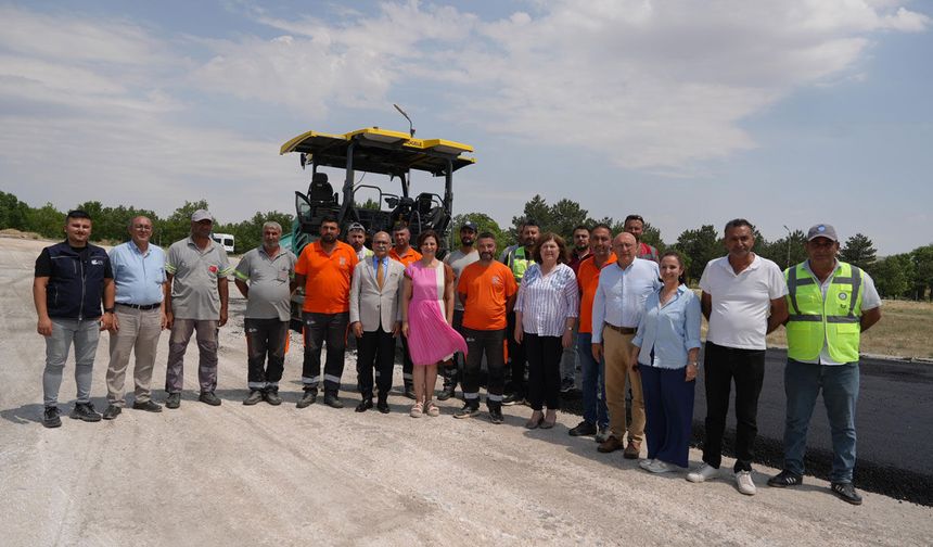 Başkan ünlüce, Sakaryabaşı’ndaki asfalt çalışmalarını yerinde inceledi