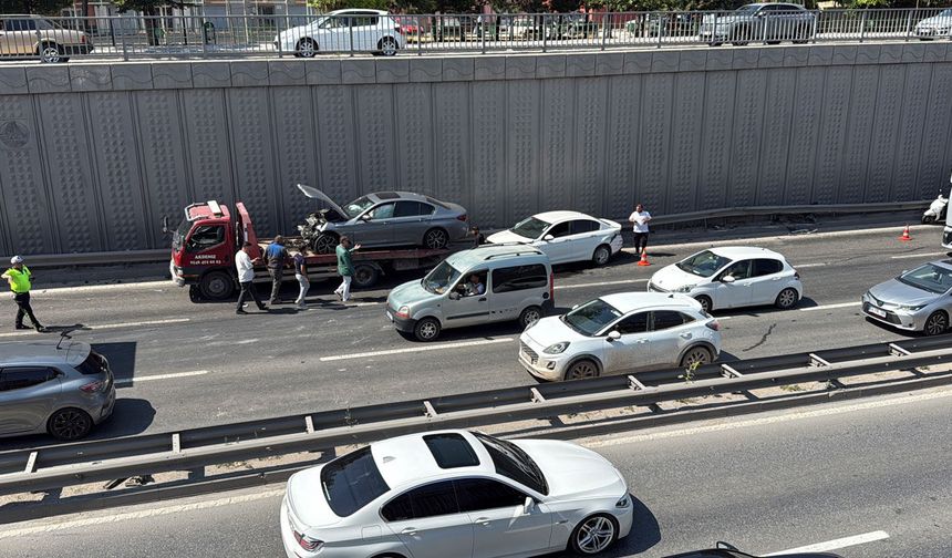 Çevre Yolu'nda 3 aracın karıştığı zincirleme kaza