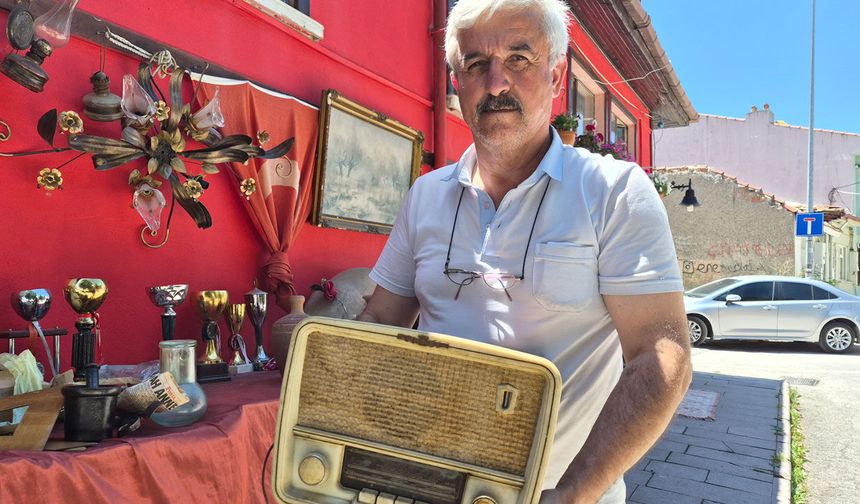 Eski eşyalarla geçmişi yaşatıyor