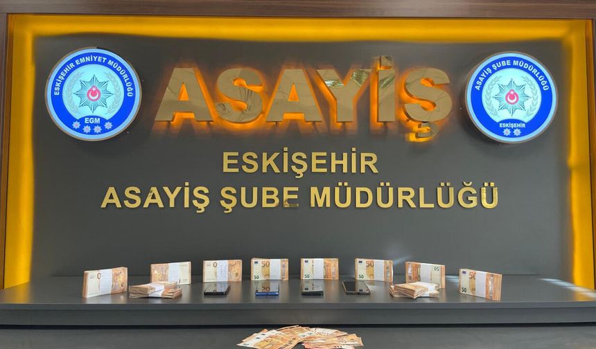 Kendisini polis olarak tanıtan 2 dolandırıcı yakalandı