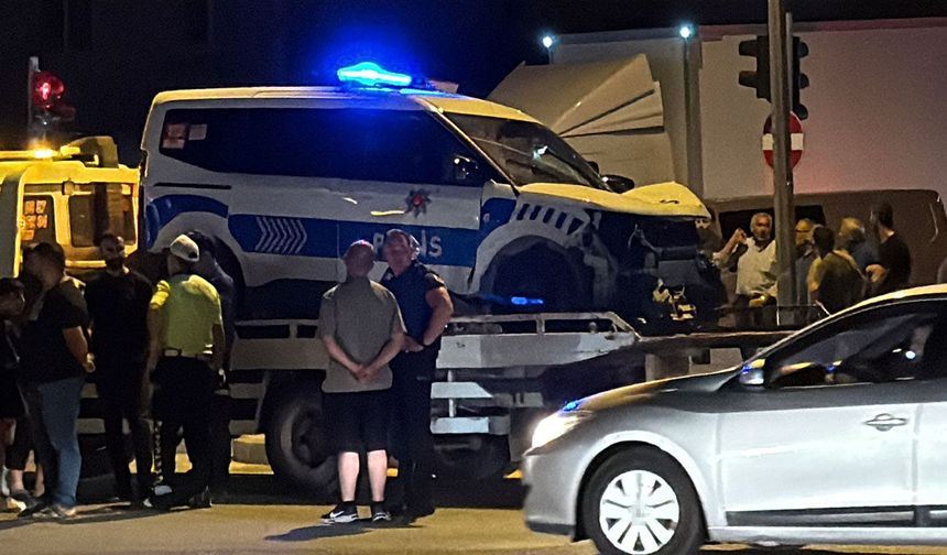 Polis aracı ile otomobil çarpıştı: 2’si polis 3 yaralı