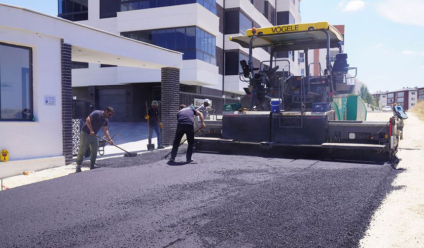 Tepebaşı'nda yol ve asfalt mesaisi sürüyor