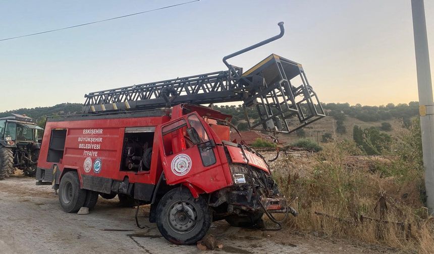 Yangından dönen itfaiye aracı eve çarptı: 3 itfaiye eri yaralı