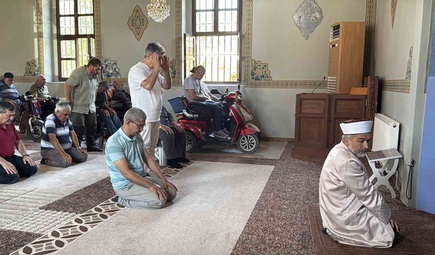 Asırlık cami 17 yıldır ibadetin önündeki 'engelleri' kaldırıyor