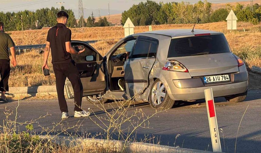 Eskişehir'de iki araç kavşakta çarpıştı: 3 yaralı