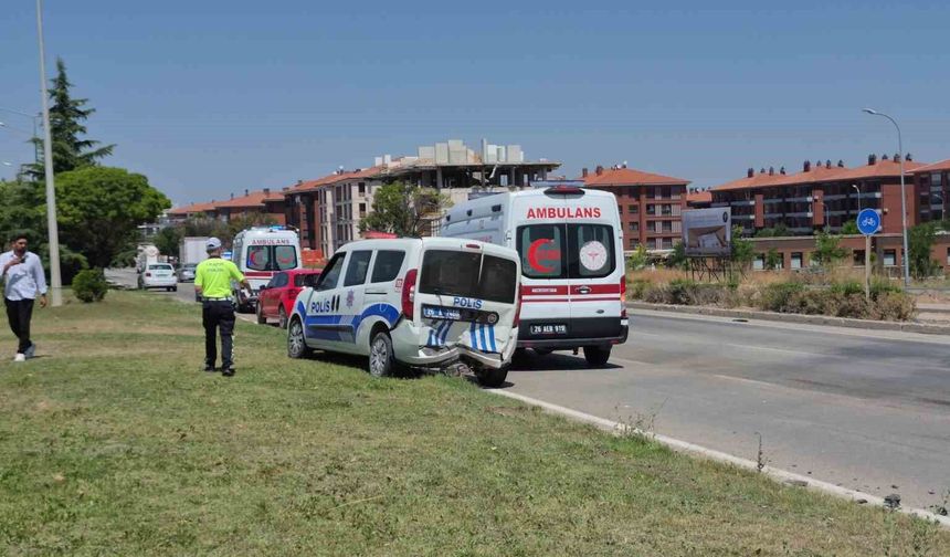 Kazaya Müdahale Eden Polis Aracına Otomobil Çarptı