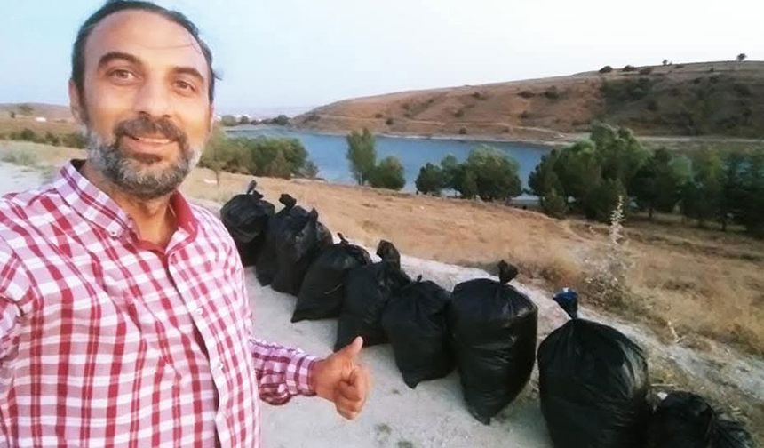 Balık tutmaya geldikleri gölette çöp topladılar