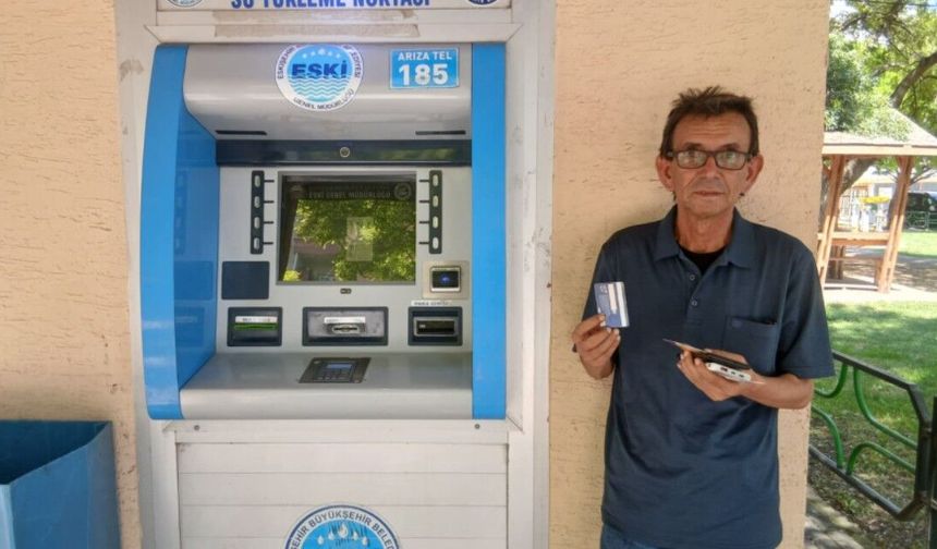 Borçlu Emekli Su Otomatında Yaşam Mücadelesi Veriyor