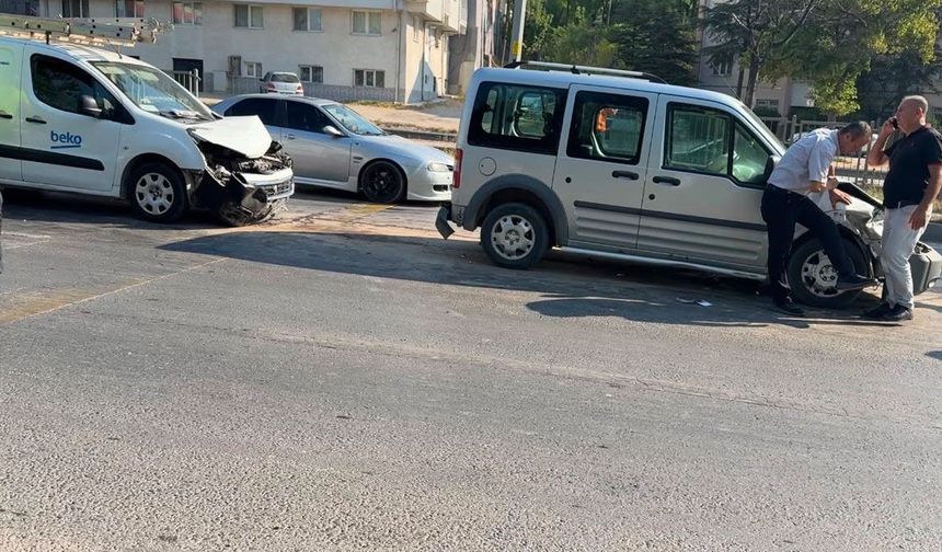 Eskişehir'de 4 aracın karıştığı zincirleme kaza: 2 yaralı