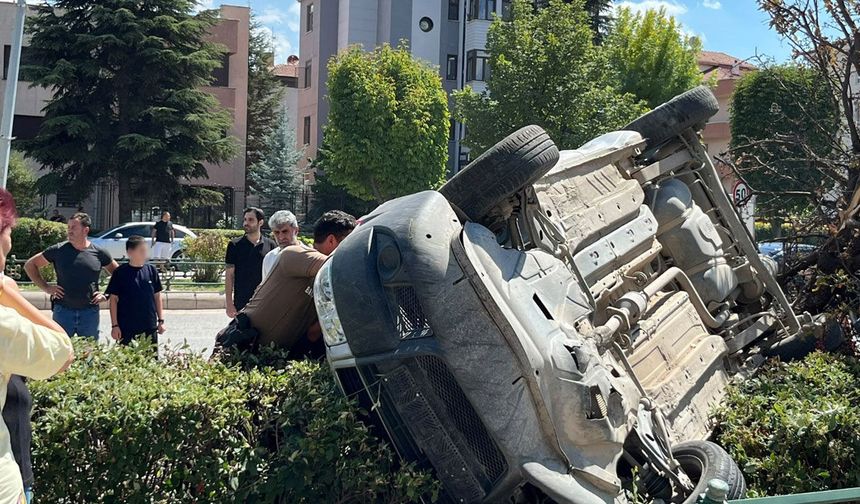 Eskişehir'de araç, çarptığı ağacı devirip takla attı