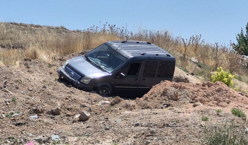 Eskişehir'de hafif ticari araç toprak alana savruldu: 2 yaralı