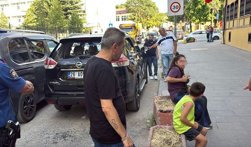 Eskişehir'de taşla camını kırdıkları aracın sürücüsünü darbettiler