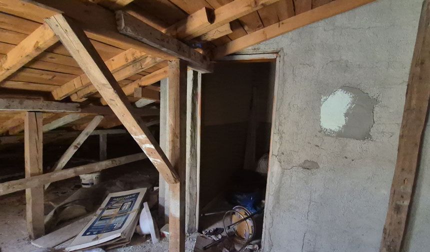 Hırsızların hedefi apartmanın çatı kapısı oldu