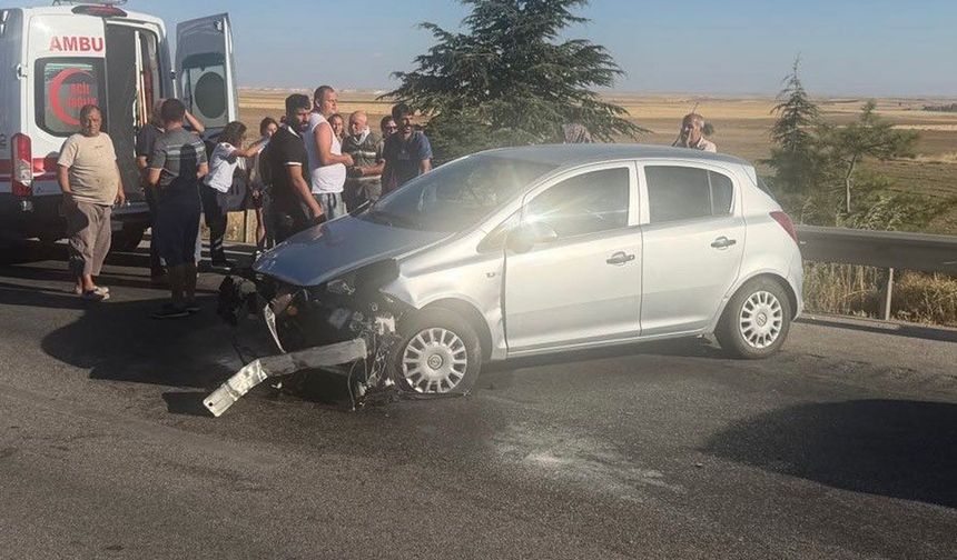 Lastiği patlayan araç bariyerlere girdi: 1’i çocuk 3 yaralı