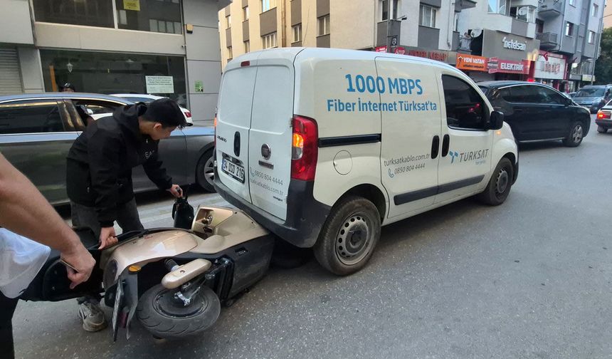 Motosiklet, hafif ticari aracın altına girdi