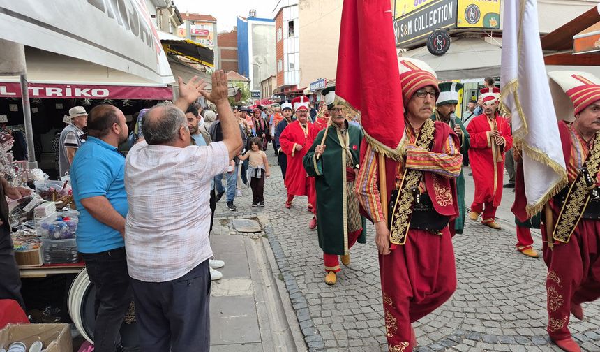 Onları görünce çocuklar gibi sevindi
