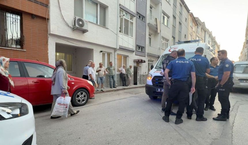 Sokakta düştü, evinin kapısında hayatını kaybetti