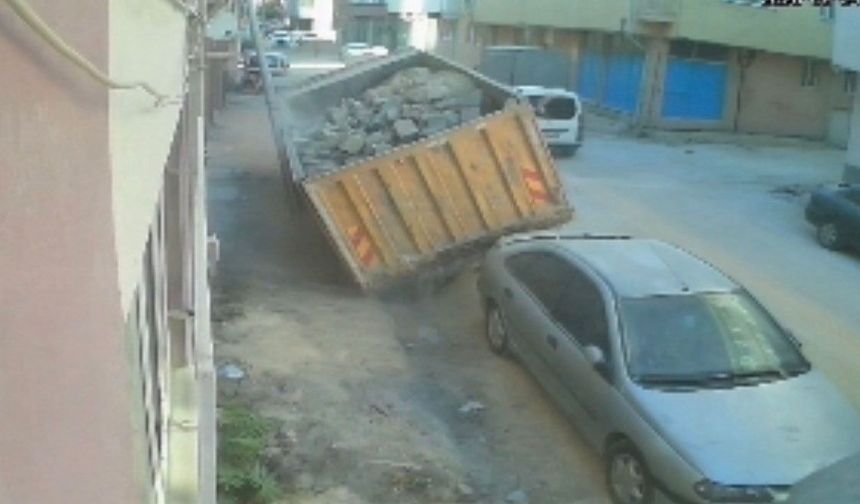 Tonlarca yüklü kamyon yere böyle gömüldü