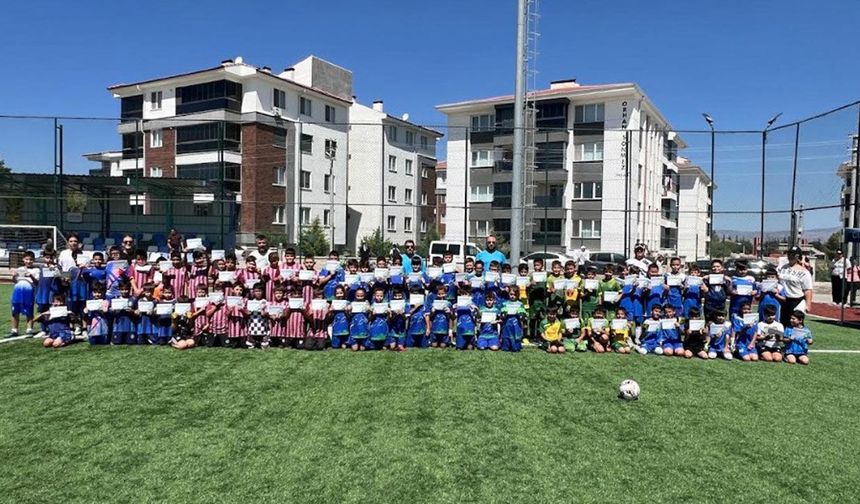 Yaz Spor Okulları Futbol Turnuvası'nda dostluk kazandı
