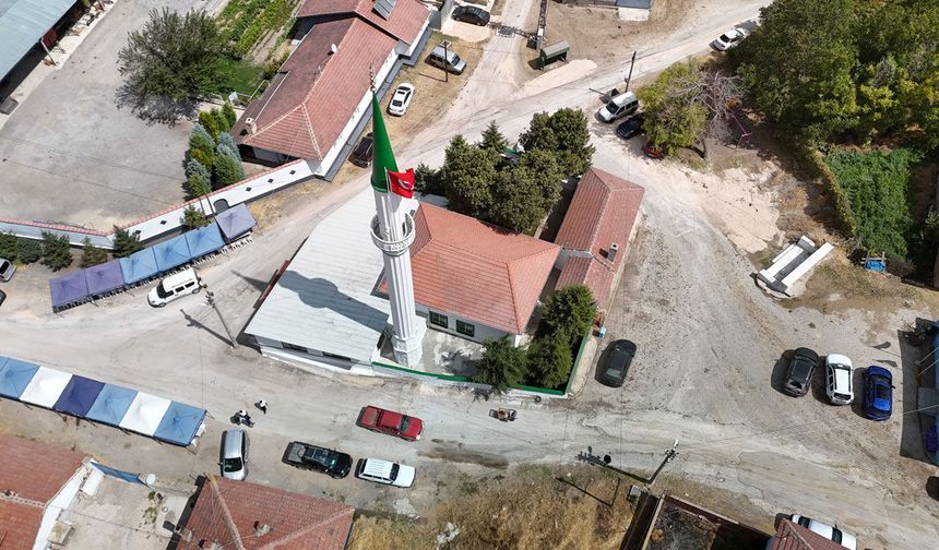 Yıldırım düşen cami el birliği ile onarıldı