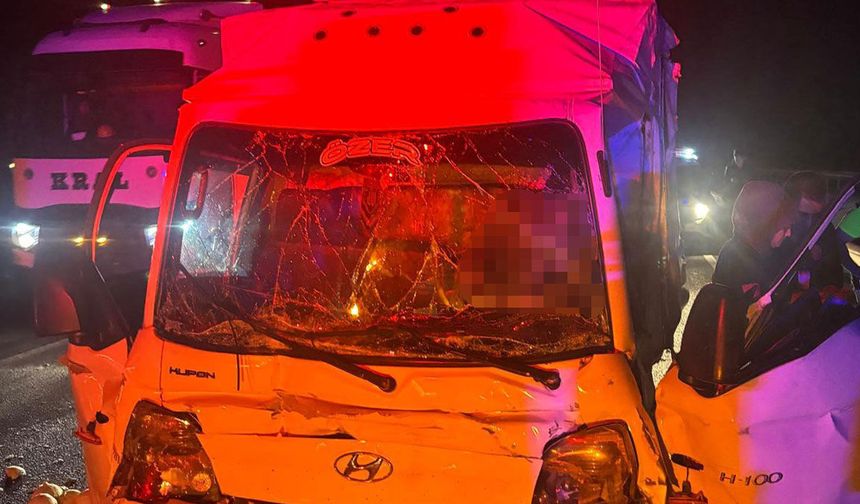 Yolcu otobüsü ile kamyonet çarpıştı: 1 ölü