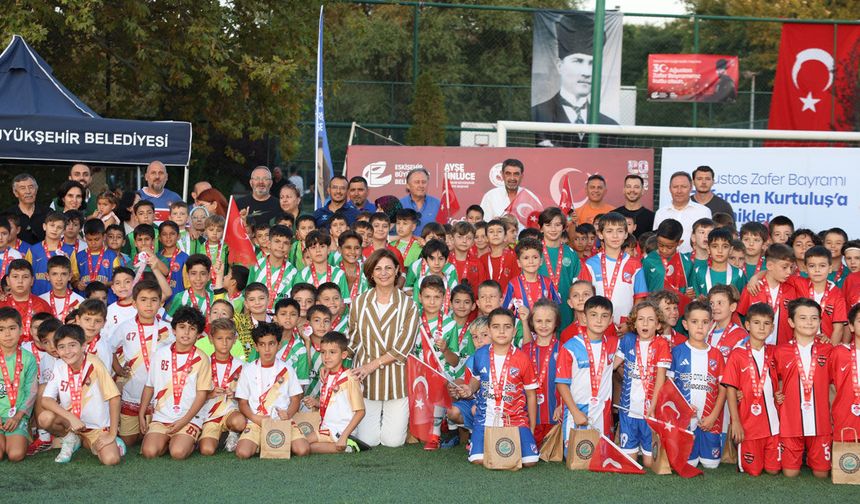 Başkan ünlüce minik kramponların zafer coşkusuna ortak oldu