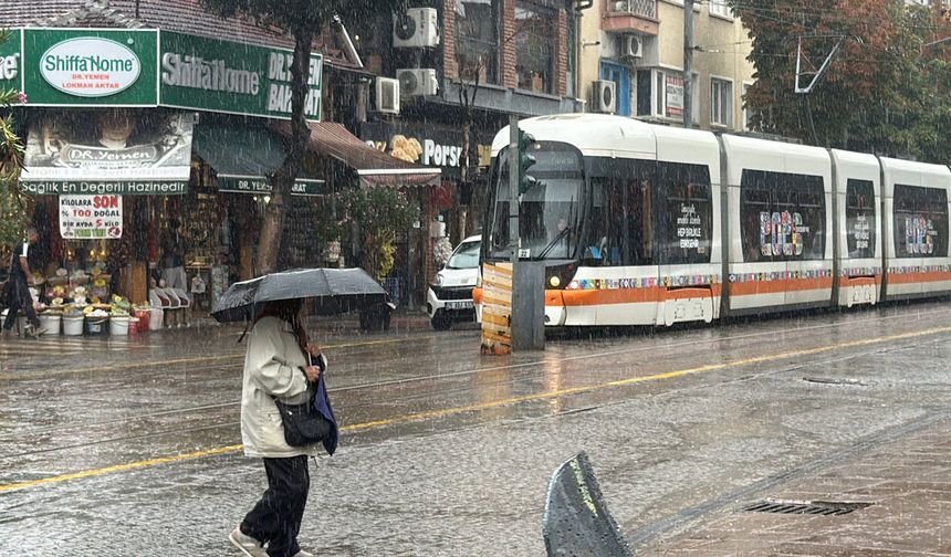 Eskişehir yağmura uyandı, yağmur devam ediyor