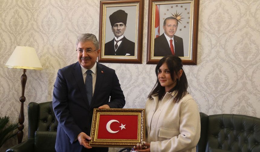 Yerde bulduğu Türk bayrağını kaldıran kurye valilikte ağırlandı