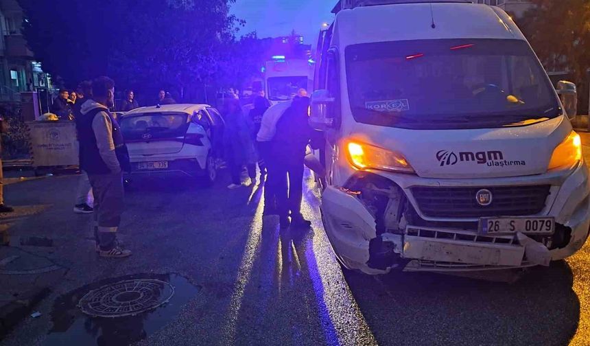 Eskişehir'de servis ile otomobil çarpıştı