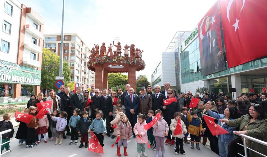 Eskişehir'de bir ilk: Atatürk ve çocukların izini taşıyan anıt açıldı