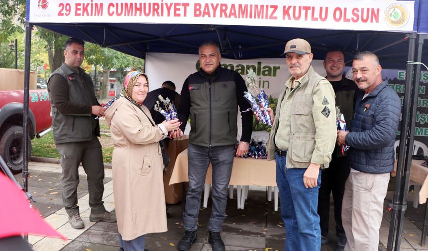 Eskişehir'de Cumhuriyet'in 103. yılına özel 1030 lavanta fidanı dağıtıldı