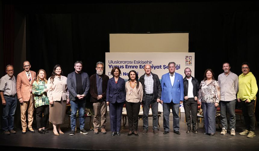 Genco Erkal Sahnesi’nde Edebiyat Ve Neşe Buluştu