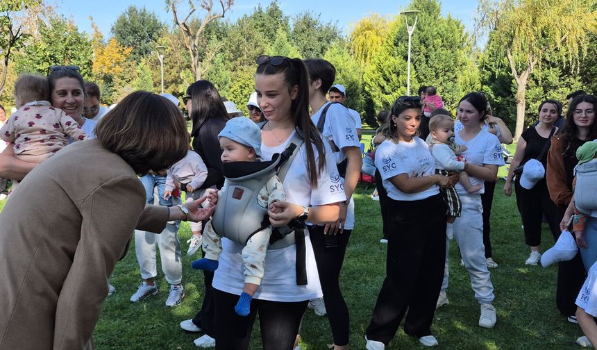 Parktan çıkarılan anneleri Ayşe Ünlüce ağırladı