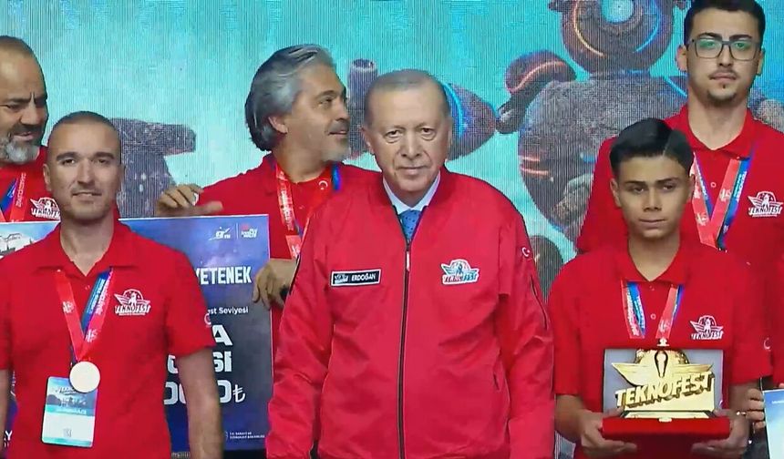 Şampiyonlar ödüllerini Cumhurbaşkanı Erdoğan’ın elinden aldı