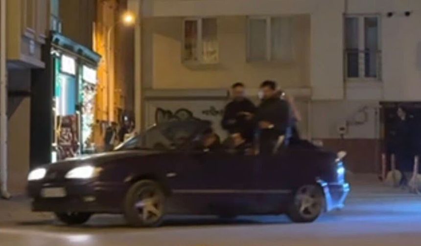 Seyir halindeki otomobillin bagajına ters oturdu