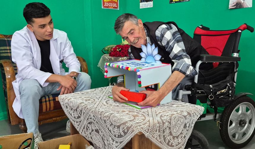 Üniversite öğrencileri huzurevine neşe getirdi