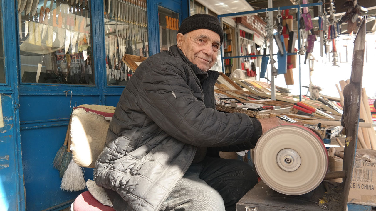 1 sandalye bir makinayla 5 çocuğunu büyüttü