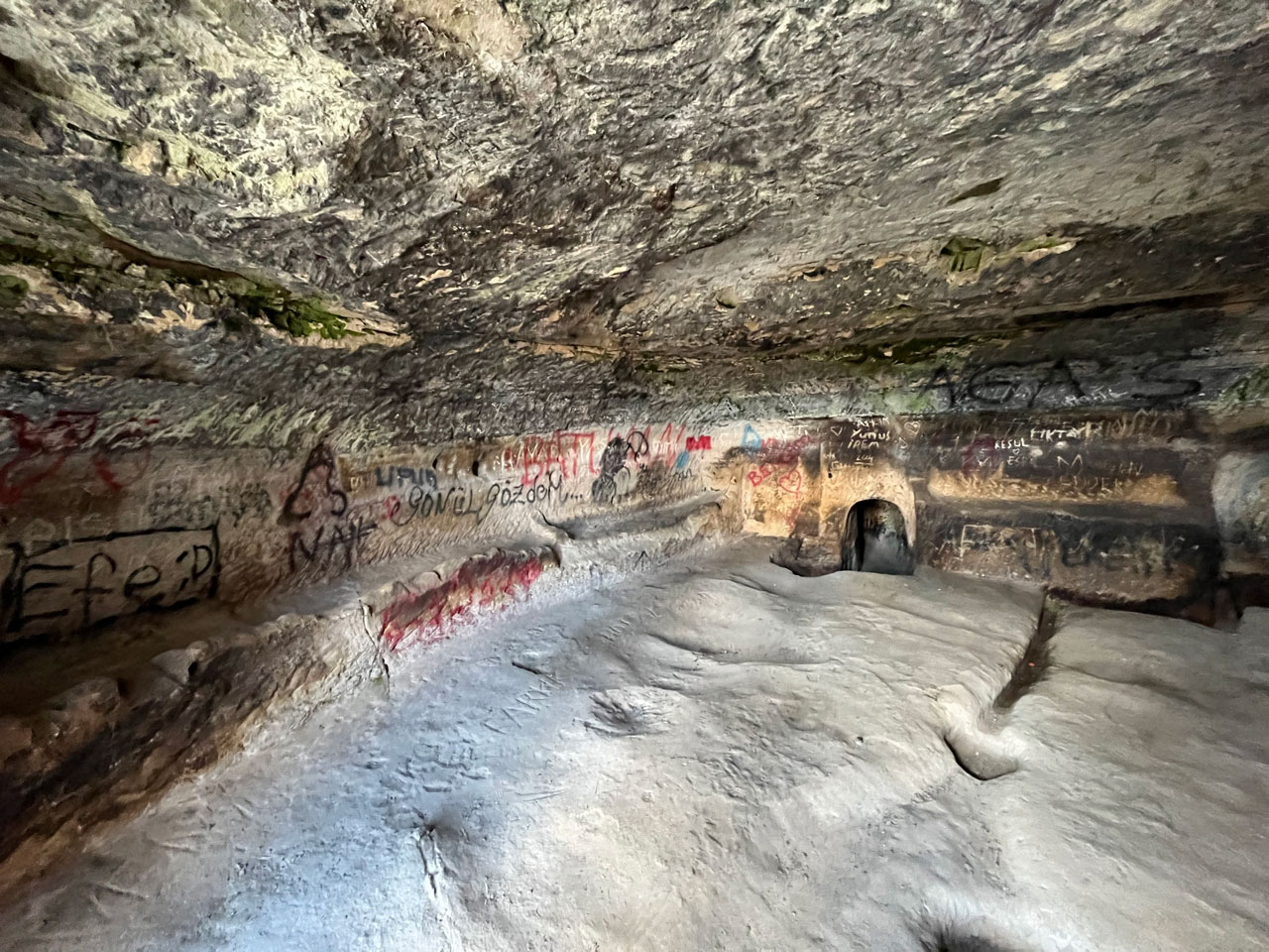 1200-yillik-yeralti-sehri-vandallarin-hedefi-haline-geldi